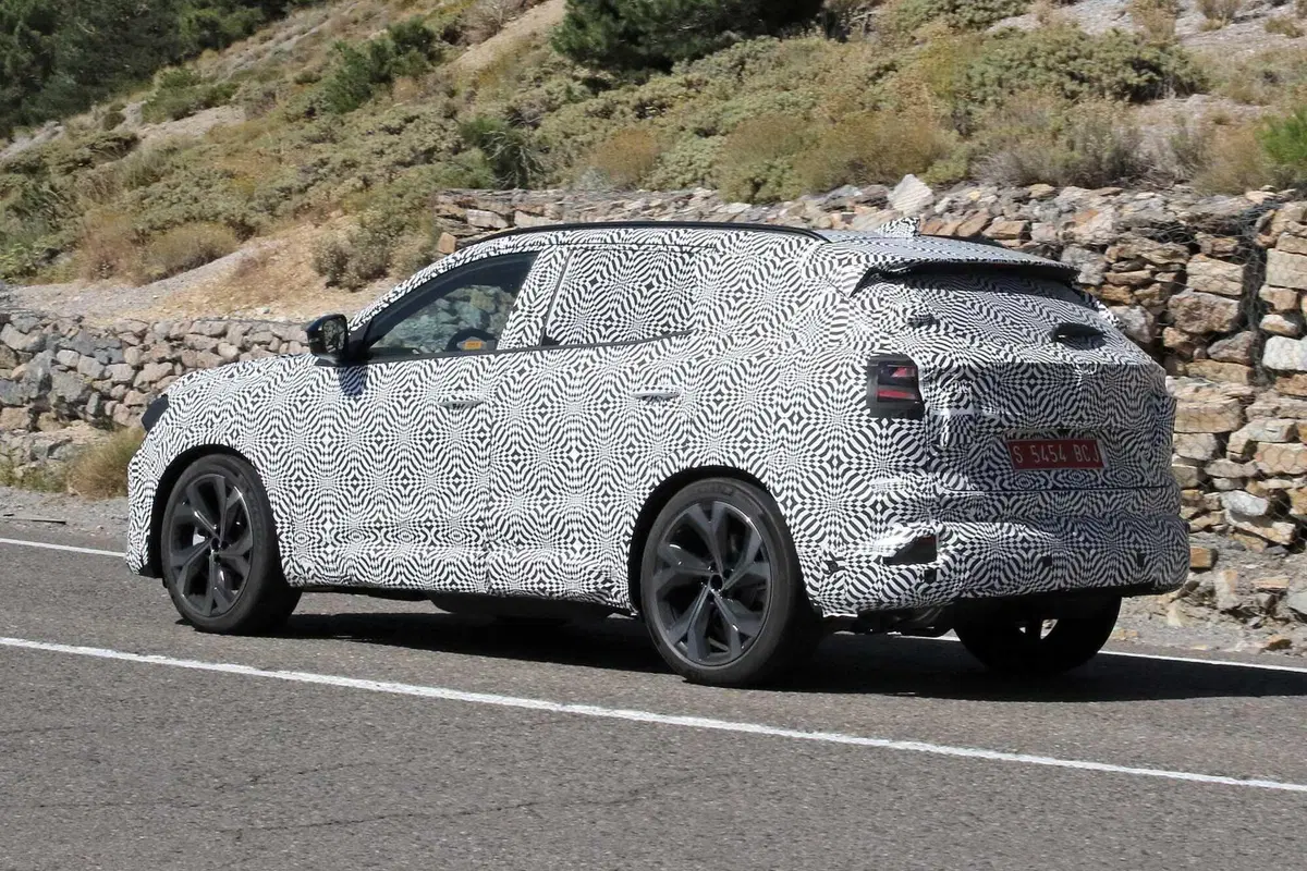Renault Austral: aggiornamenti importanti con il nuovo facelift | Foto Spia (9)