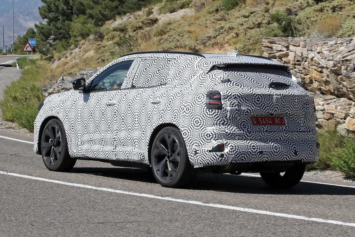 Renault Austral: aggiornamenti importanti con il nuovo facelift | Foto Spia (10)