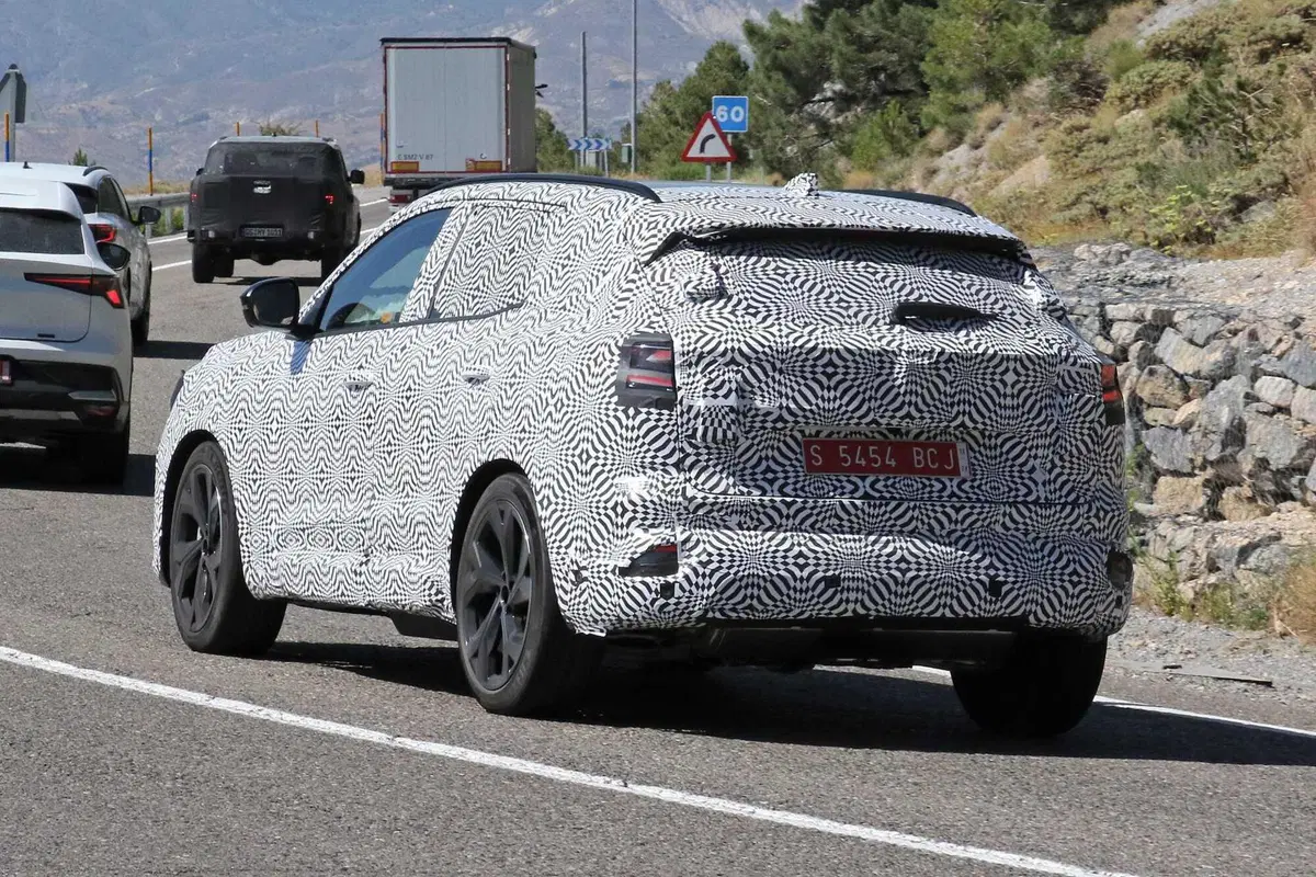 Renault Austral: aggiornamenti importanti con il nuovo facelift | Foto Spia (11)
