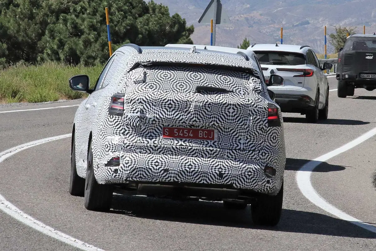 Renault Austral: aggiornamenti importanti con il nuovo facelift | Foto Spia (13)