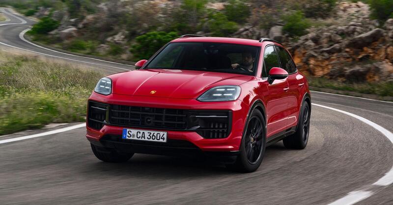 Porsche Cayenne coi pistoni: ci saranno per molti anni ancora 