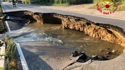 Voragine tra Lodi e Pavia: crolla la strada, a pochi metri c&rsquo;era una Fiat Panda