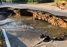 Voragine tra Lodi e Pavia: crolla la strada, a pochi metri c’era una Fiat Panda