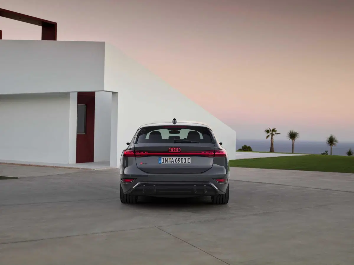 Audi A6 e-tron: arriva l'elettrica Sportback e familiare con piattaforma PPE (23)