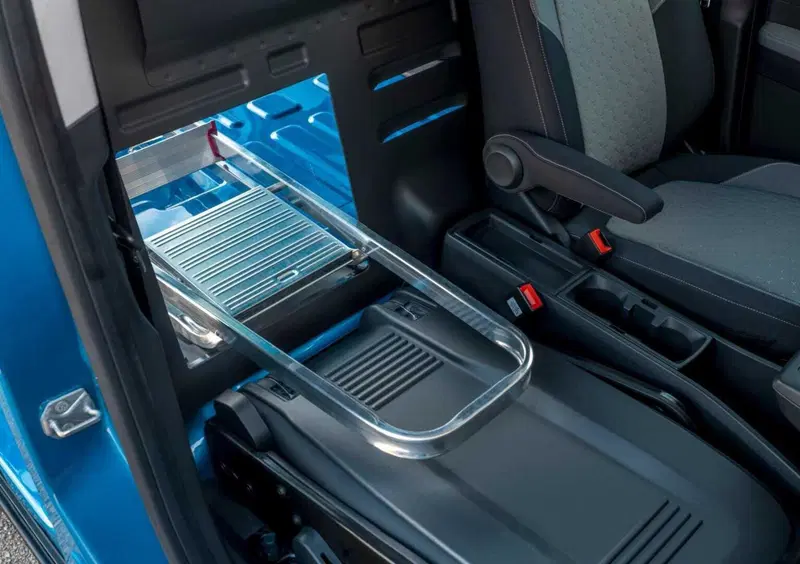 Ford Transit Courier Furgone (13)