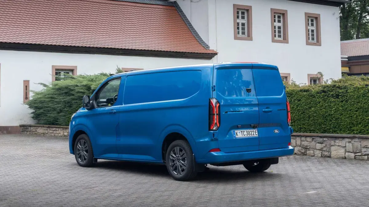 Ford E-Transit Custom Furgone e Transit custom V710 320 64kWh 218cv Trend L1H1 d.cab (3)