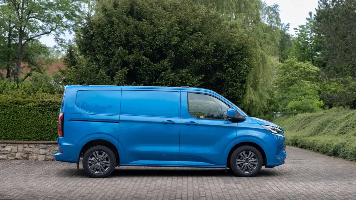 Ford E-Transit Custom Furgone e Transit custom V710 320 64kWh 218cv Trend L1H1 d.cab (2)