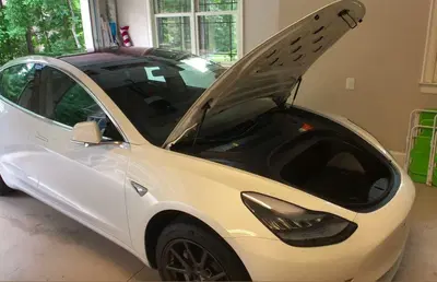 Tesla: il cofano anteriore pu&ograve; aprirsi in marcia, richiamo e aggiornamento