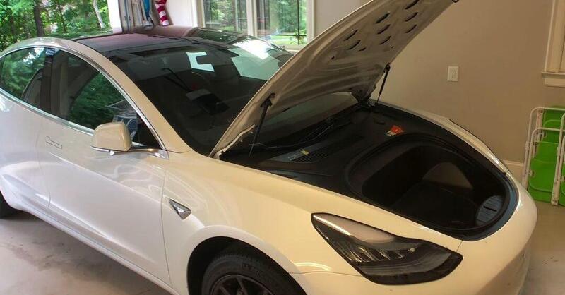 Tesla: il cofano anteriore pu&ograve; aprirsi in marcia, richiamo e aggiornamento