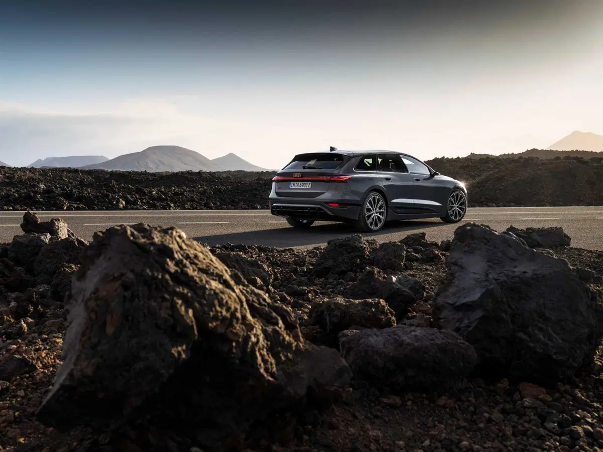 Audi A6 e-tron: arriva l'elettrica Sportback e familiare con piattaforma PPE (31)