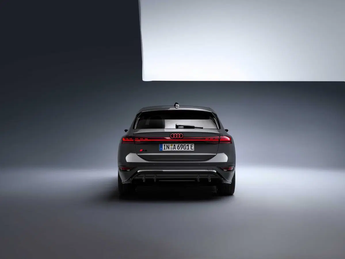Audi A6 e-tron: arriva l'elettrica Sportback e familiare con piattaforma PPE (41)