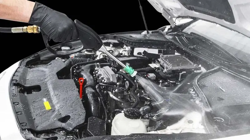 Lavaggio motore: la guida per far tornare l&rsquo;auto come nuova, anche sotto al cofano