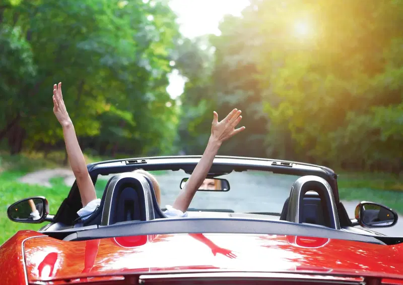 Un'auto cabrio con la capote aperta