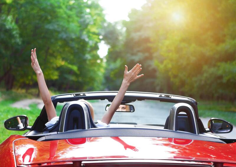 Un&#039;auto cabrio con la capote aperta