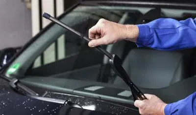 Come pulire efficacemente i tergicristalli dell&rsquo;auto: la guida completa