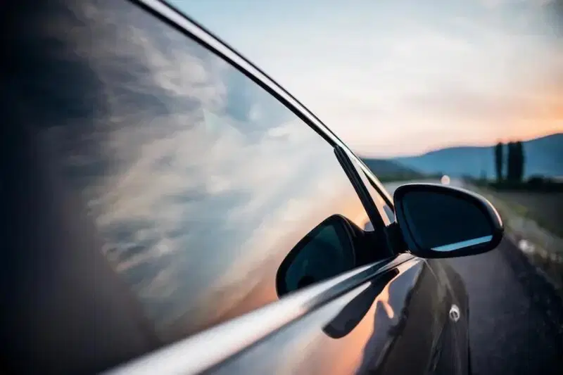 Un'auto con i vetri oscurati