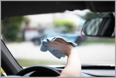 Pulizia vetri auto: la guida completa per viaggiare bene
