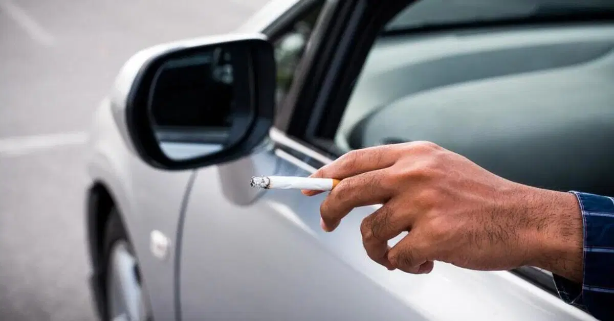 Eliminare l'odore di fumo dall'auto: la guida completa