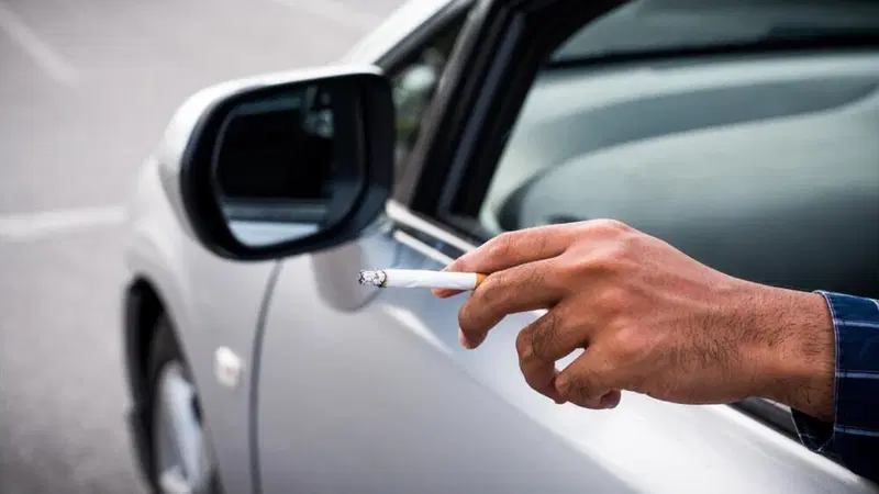 Eliminare l'odore di fumo dall'auto: la guida completa