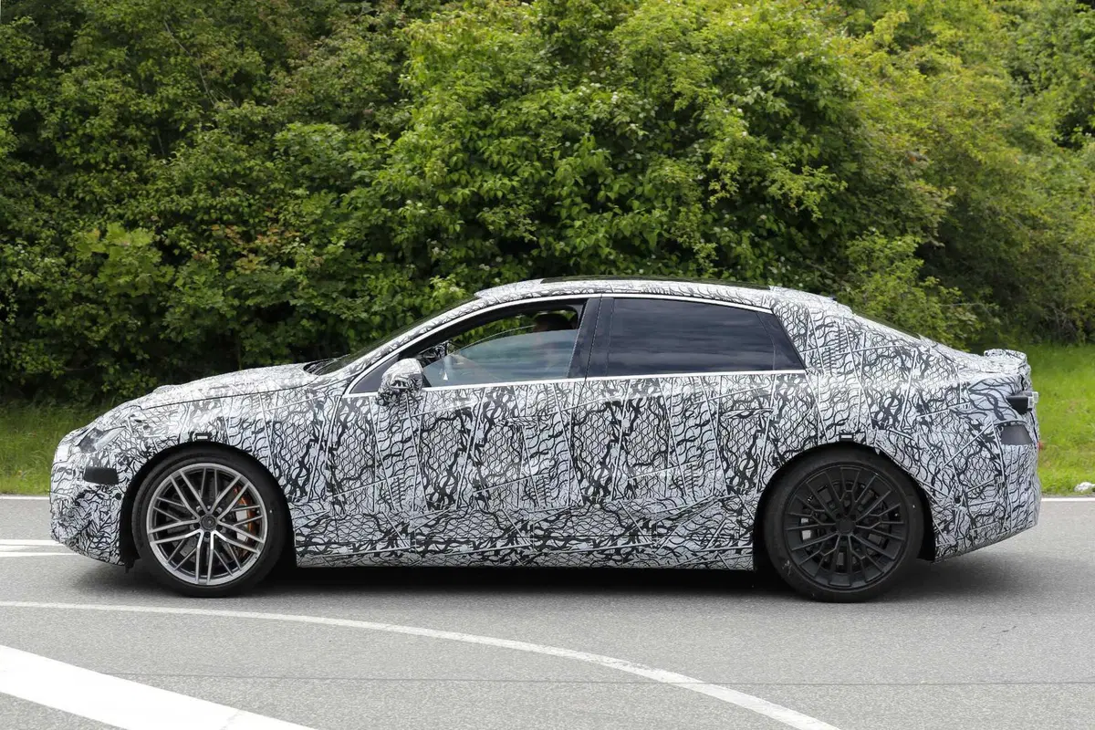 Mercedes AMG Classe C: avvistata la prima elettrica | Foto Spia (5)