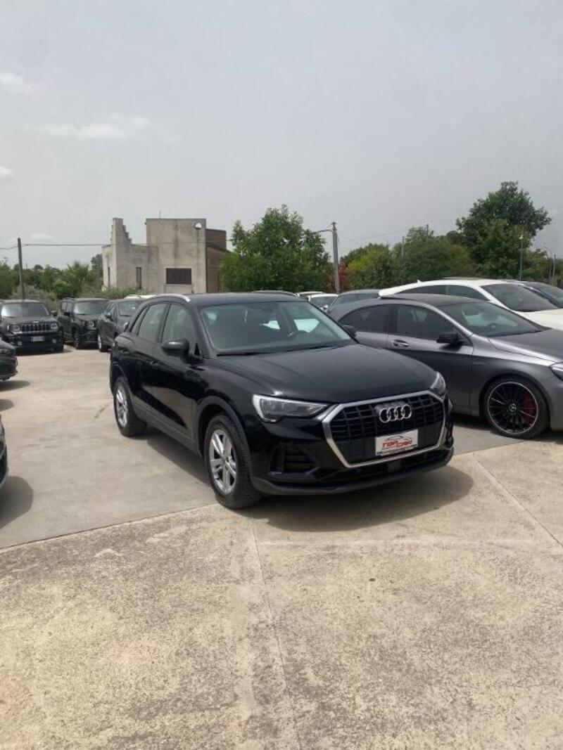 Audi Q3 35 2.0 tdi Business s-tronic del 2018 usata a Ailano