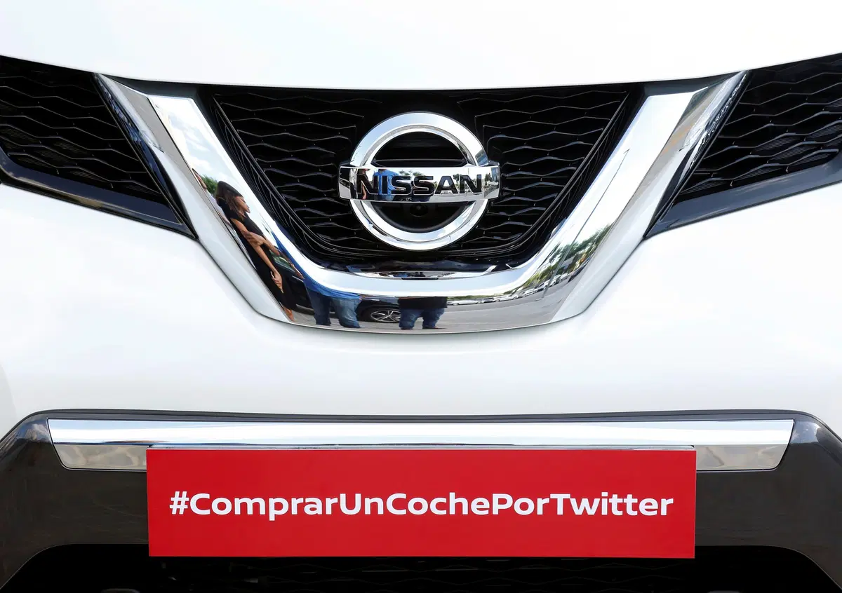 Nissan vende la prima auto su Twitter