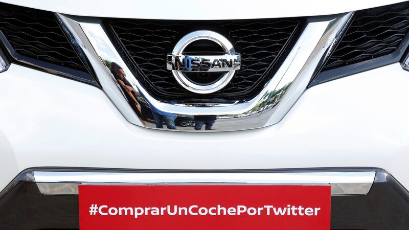 Nissan vende la prima auto su Twitter