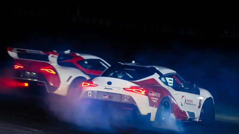 Toyota: fare il drift in tandem &egrave; una faccenda da robot