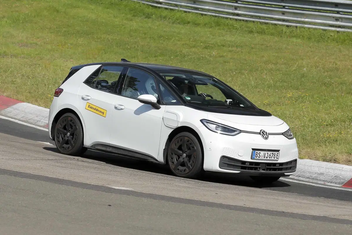Volkswagen ID.2: l'elettrica da 25.000 euro Made in Germany è in arrivo | Foto Spia (4)