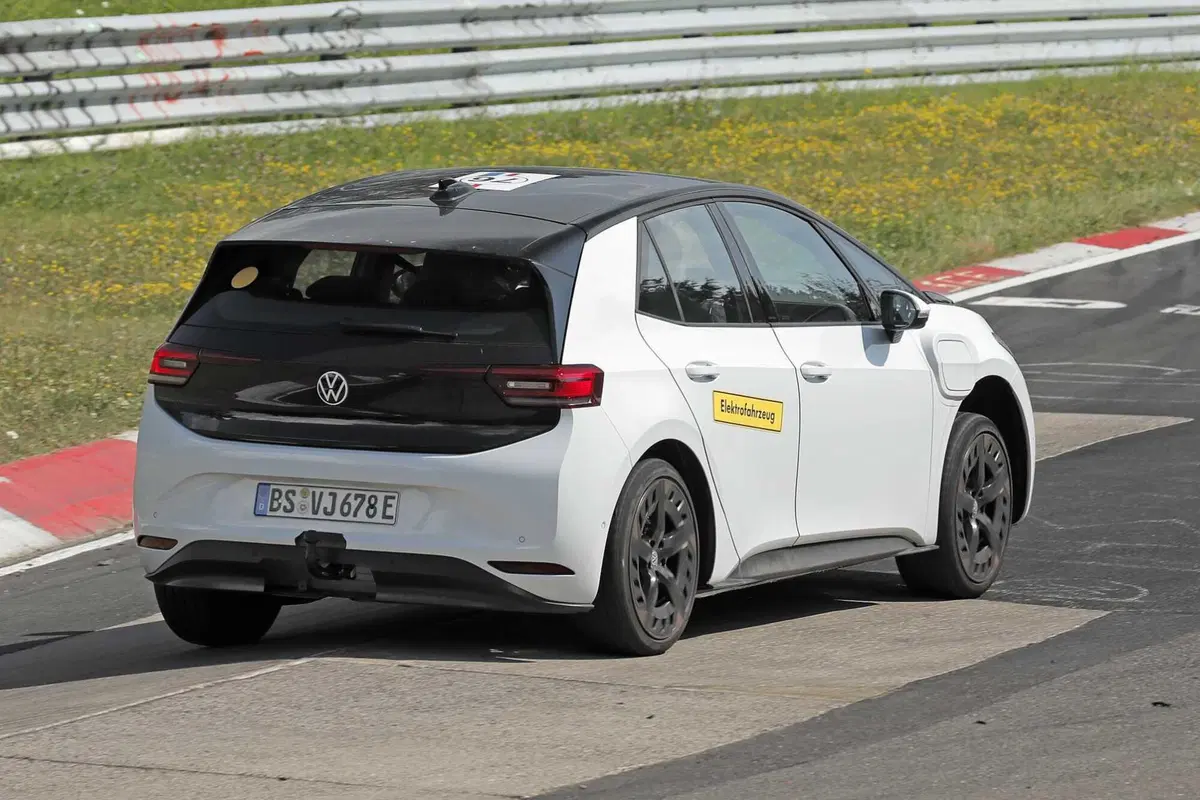 Volkswagen ID.2: l'elettrica da 25.000 euro Made in Germany è in arrivo | Foto Spia (9)