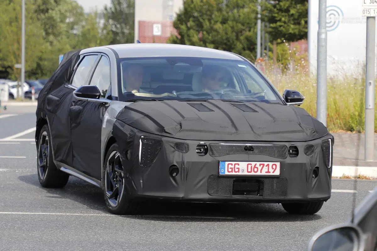 KIA Ceed: tutta nuova, arriva l'anti-Golf delle compatte | Foto Spia (3)