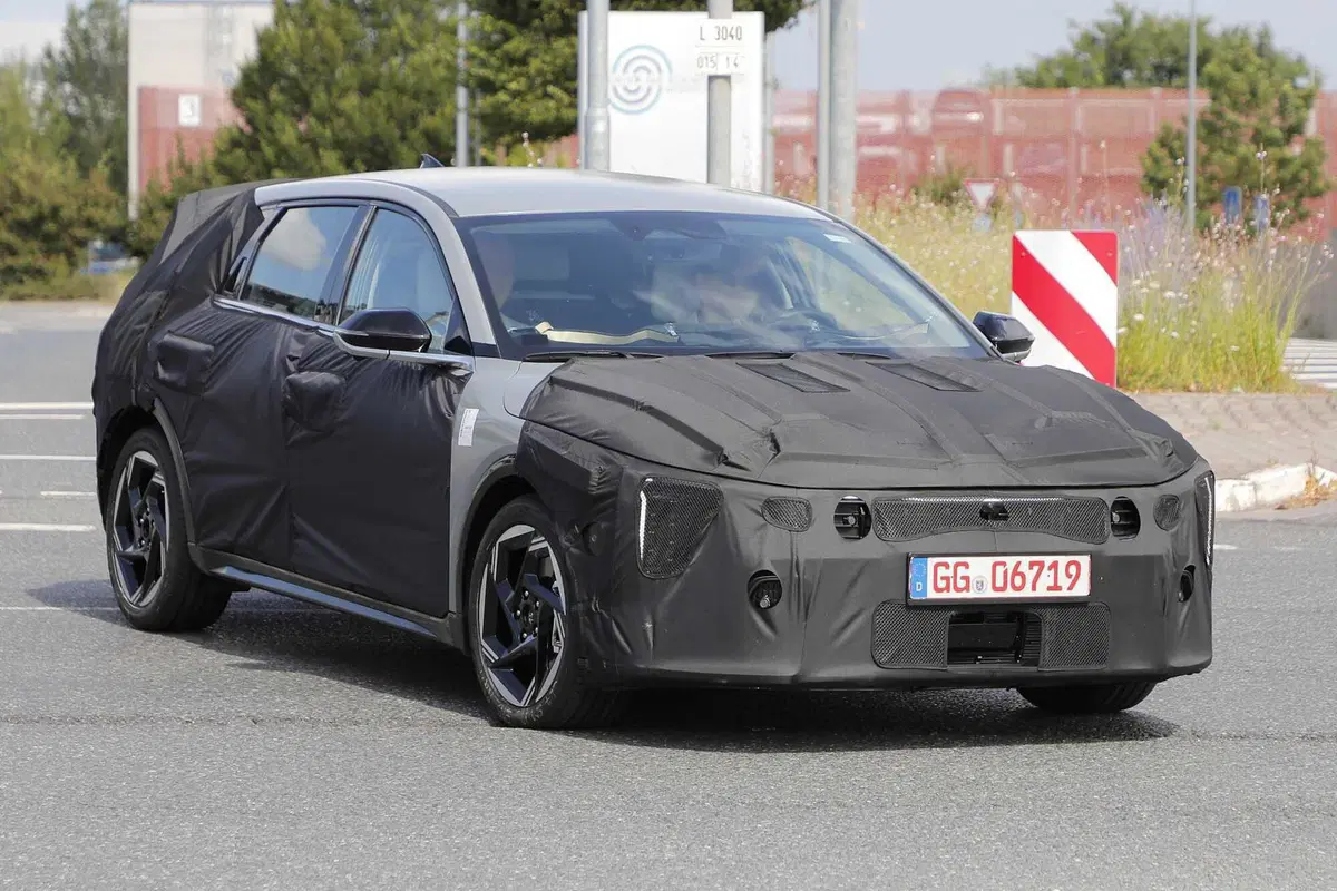 KIA Ceed: tutta nuova, arriva l'anti-Golf delle compatte | Foto Spia (4)