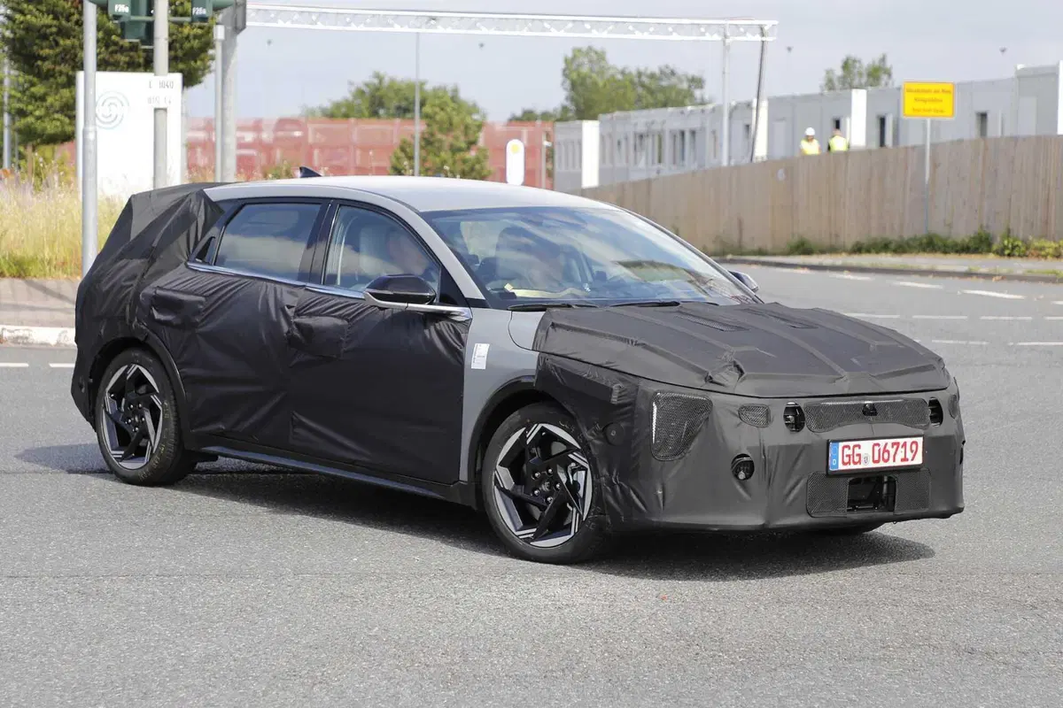 KIA Ceed: tutta nuova, arriva l'anti-Golf delle compatte | Foto Spia (6)
