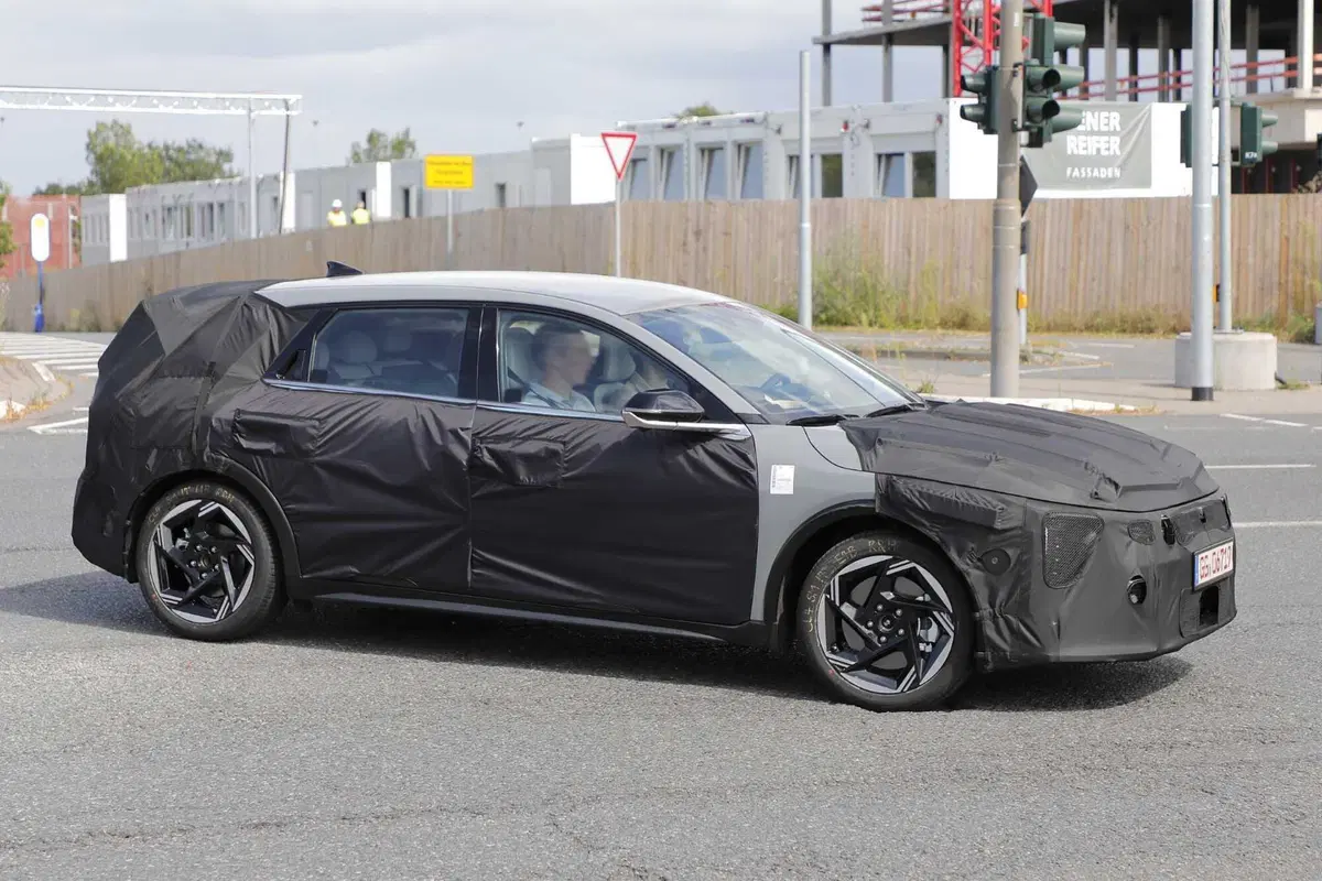 KIA Ceed: tutta nuova, arriva l'anti-Golf delle compatte | Foto Spia (8)