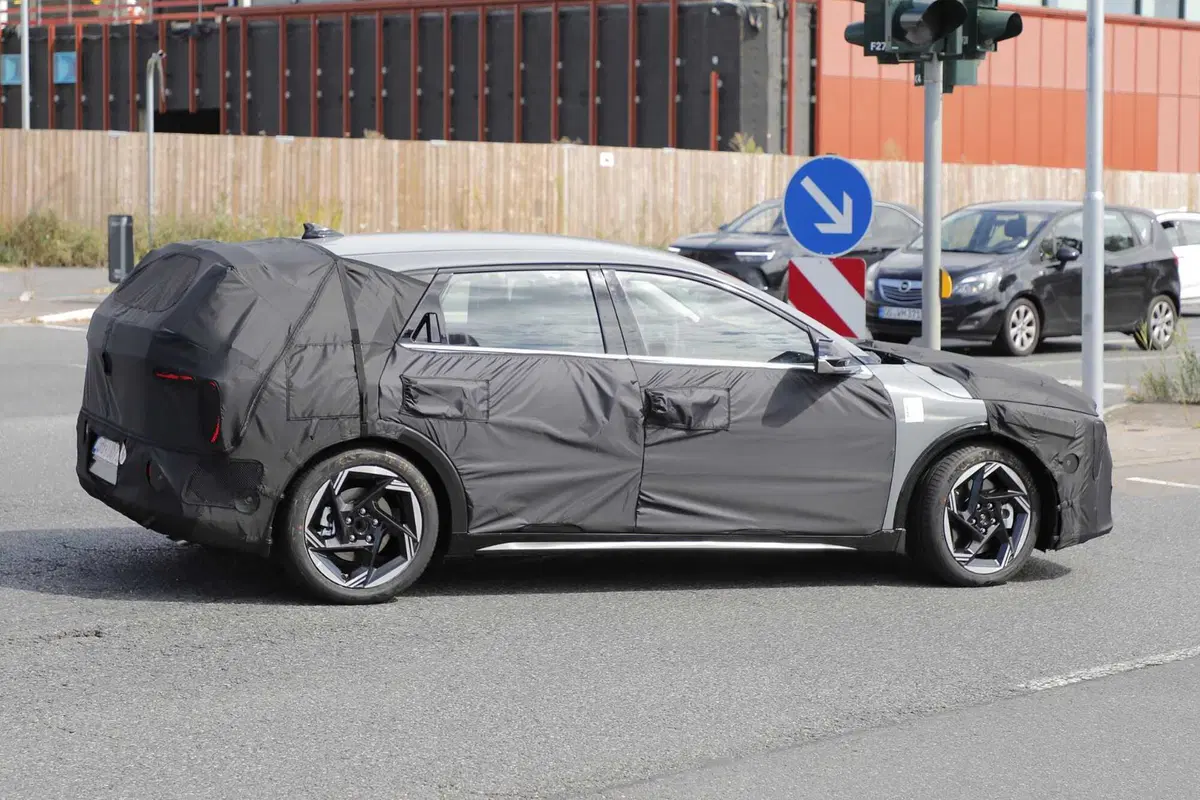 KIA Ceed: tutta nuova, arriva l'anti-Golf delle compatte | Foto Spia (7)