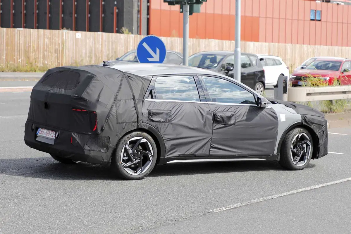 KIA Ceed: tutta nuova, arriva l'anti-Golf delle compatte | Foto Spia (9)