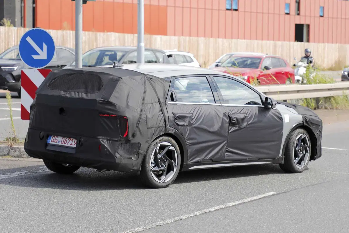 KIA Ceed: tutta nuova, arriva l'anti-Golf delle compatte | Foto Spia (10)