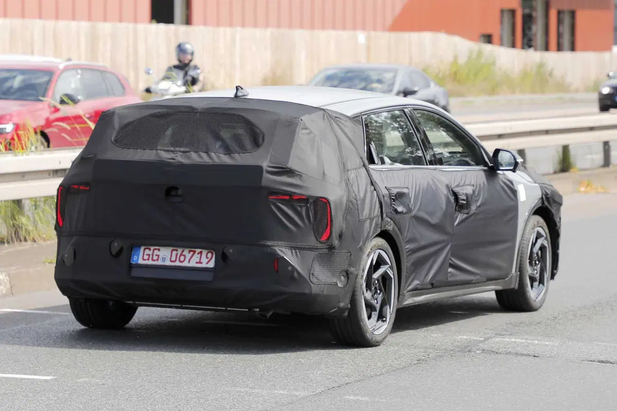 KIA Ceed: tutta nuova, arriva l'anti-Golf delle compatte | Foto Spia (11)
