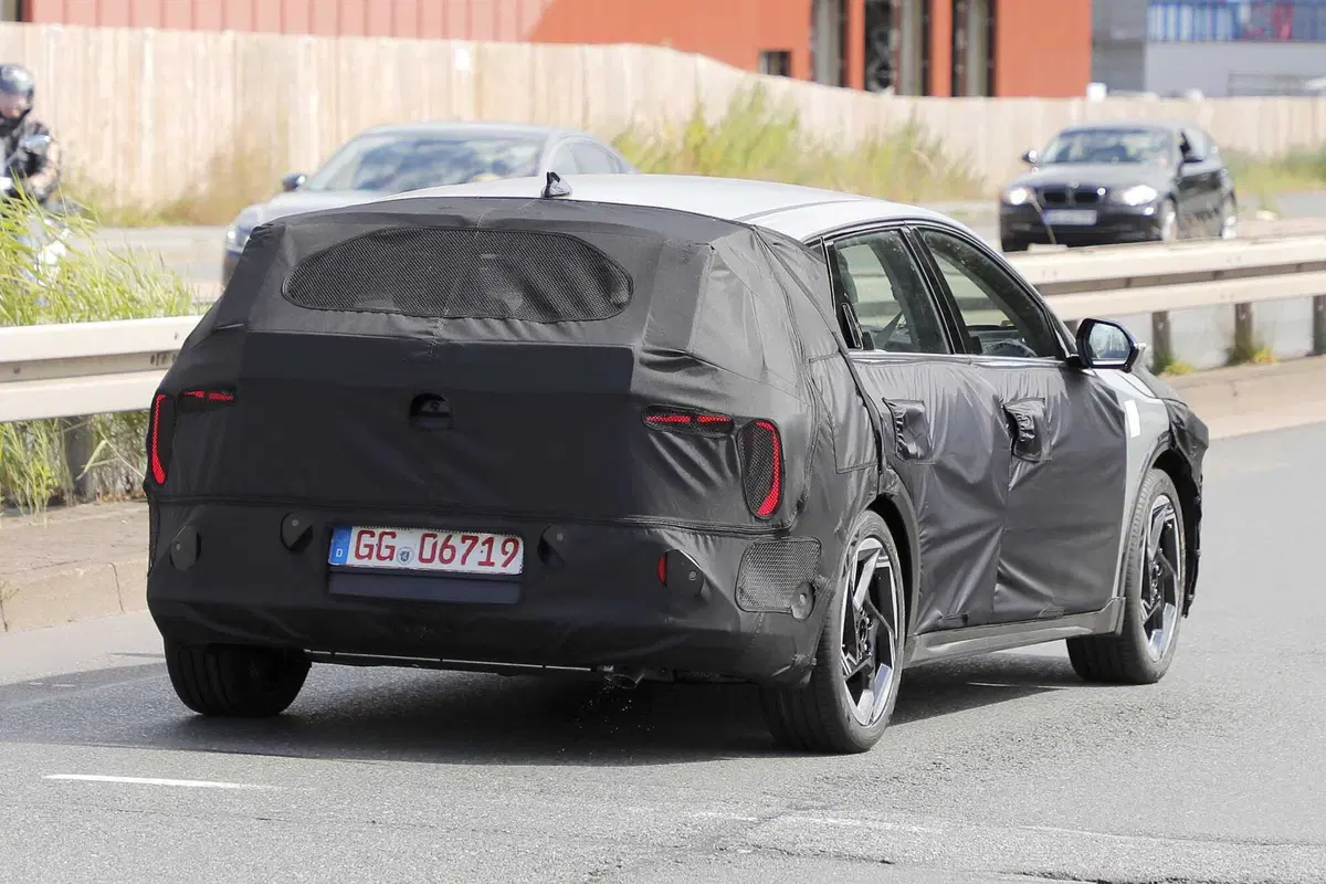 KIA Ceed: tutta nuova, arriva l'anti-Golf delle compatte | Foto Spia (12)