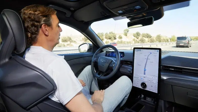 Ford attiva la guida autonoma di livello 2.5 in Europa e in Italia