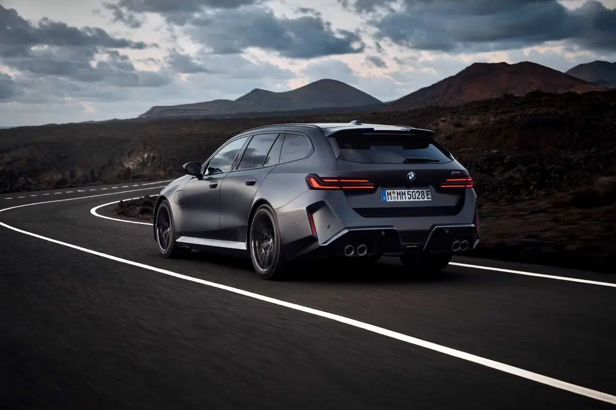 BMW M5 Touring: arriva la plug-in da 727 CV peso massimo da 2.475 kg (2)