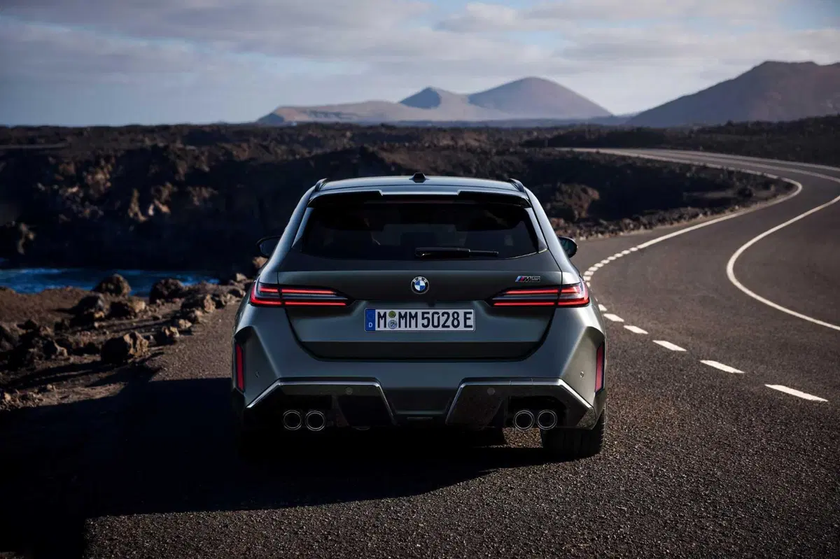 BMW M5 Touring: arriva la plug-in da 727 CV peso massimo da 2.475 kg (5)