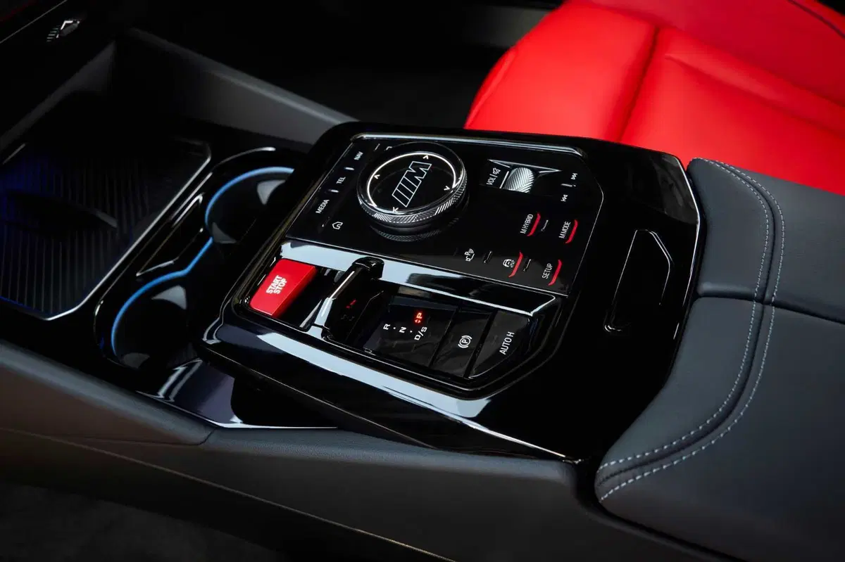 BMW M5 Touring: arriva la plug-in da 727 CV peso massimo da 2.475 kg (7)