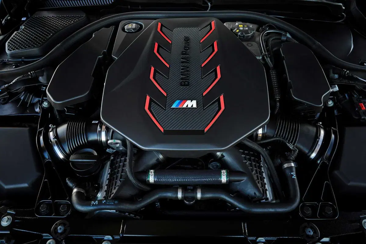 BMW M5 Touring: arriva la plug-in da 727 CV peso massimo da 2.475 kg (8)