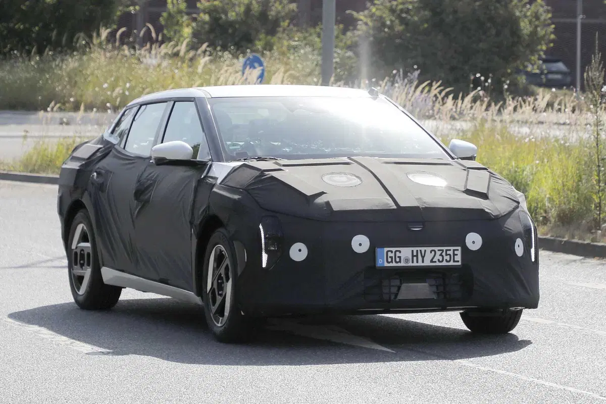 Kia non dice addio alle berline, avvistata la nuova EV4 | Foto Spia  (2)