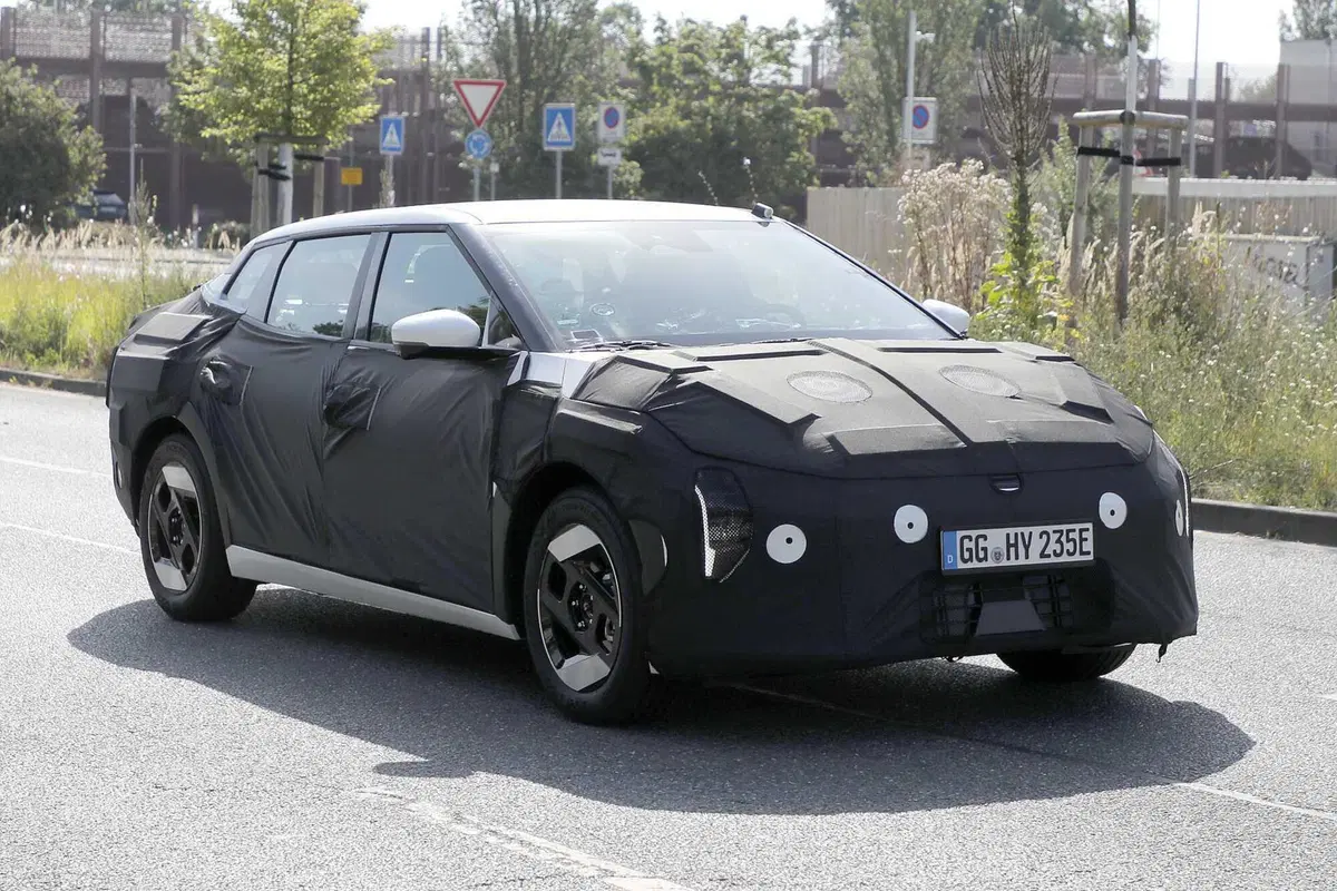 Kia non dice addio alle berline, avvistata la nuova EV4 | Foto Spia  (3)