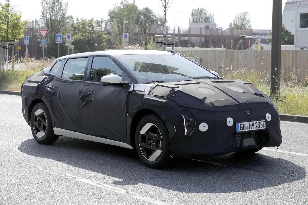 Kia non dice addio alle berline, avvistata la nuova EV4 | Foto Spia  (4)