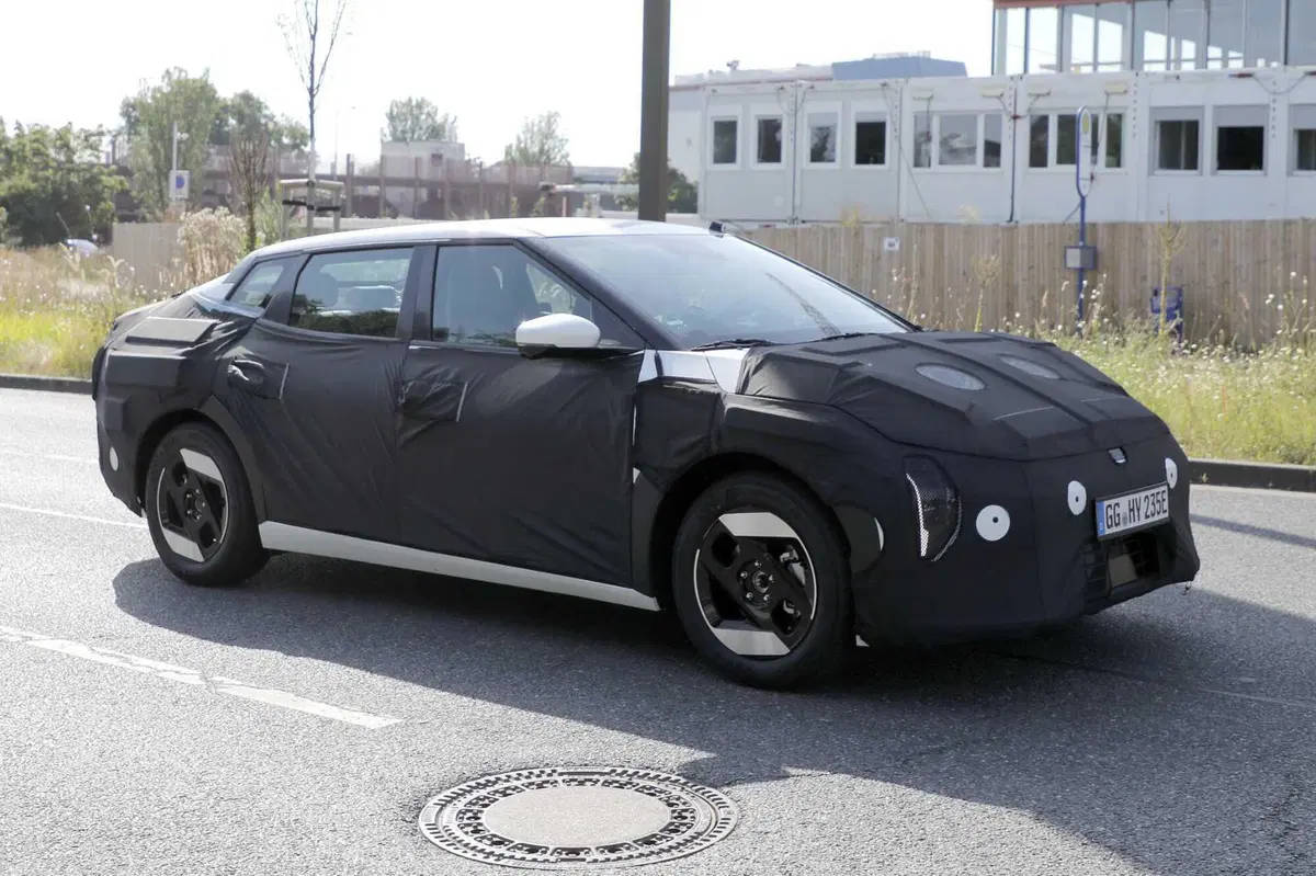 Kia non dice addio alle berline, avvistata la nuova EV4 | Foto Spia  (5)