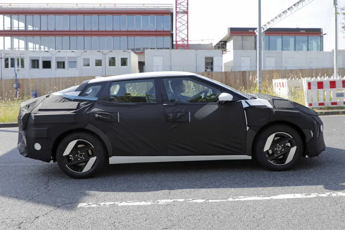 Kia non dice addio alle berline, avvistata la nuova EV4 | Foto Spia  (7)