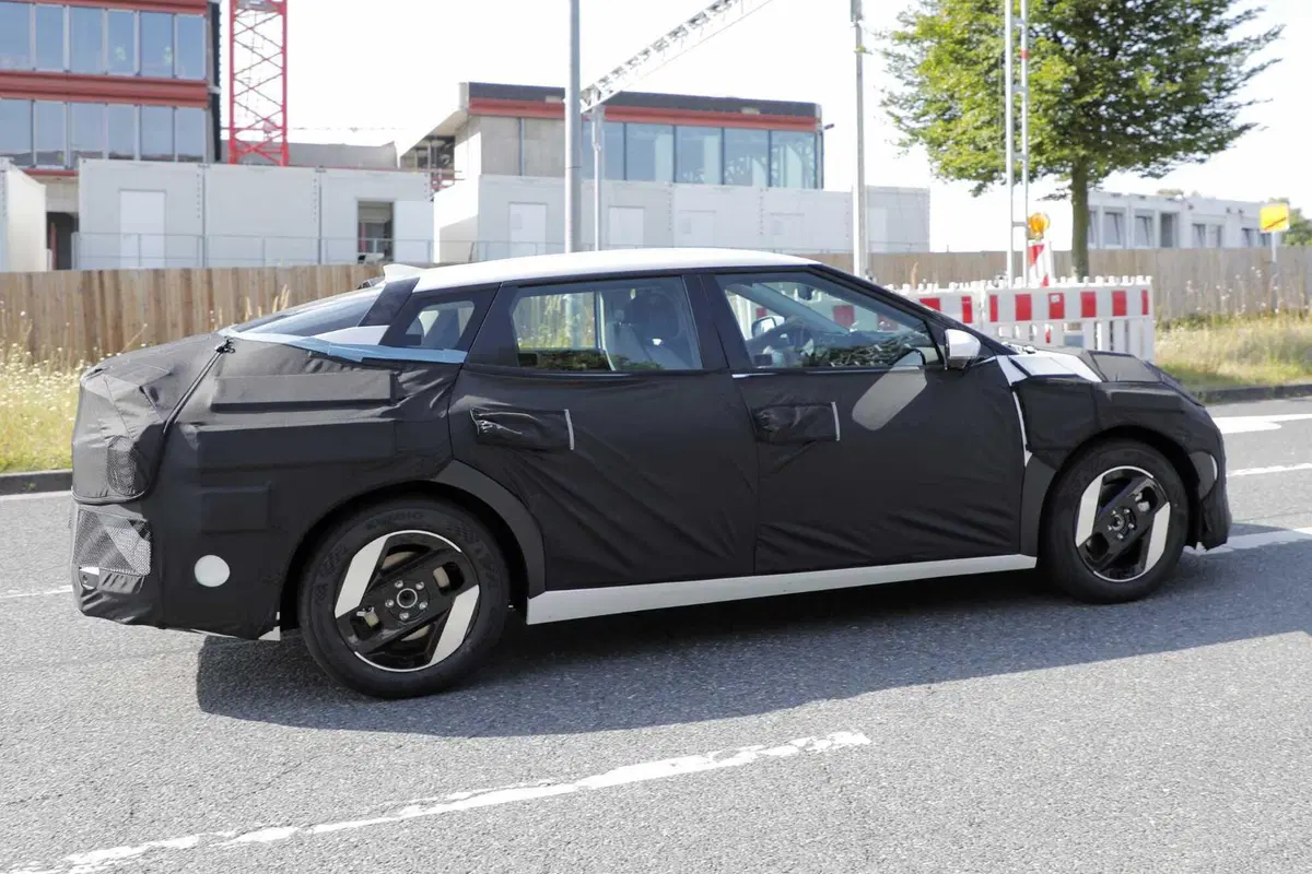 Kia non dice addio alle berline, avvistata la nuova EV4 | Foto Spia  (6)